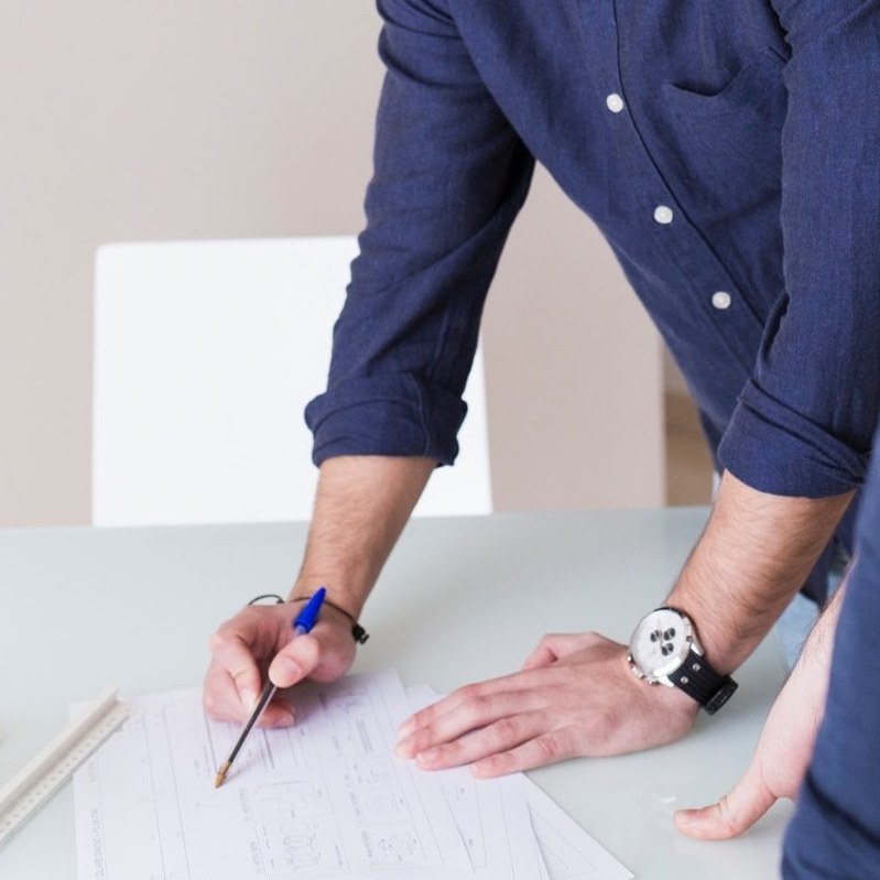 Profesionales de Periferia Consultores revisando planos